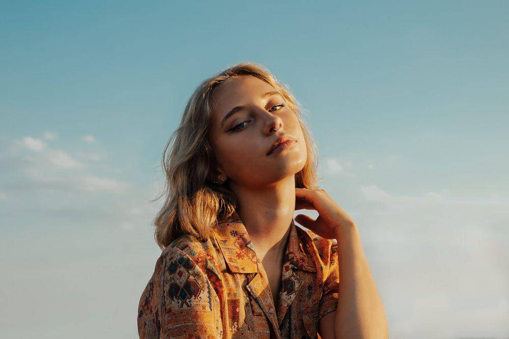 perempuan cantik (unsplash.com/Marco Testi)