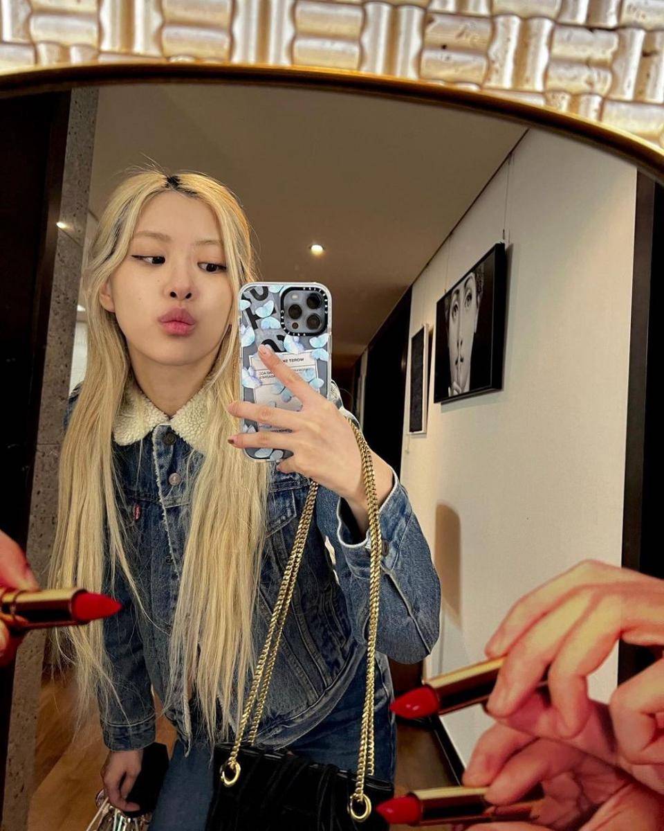 Rose Blackpink (instagram.com/roses_are_rosie)