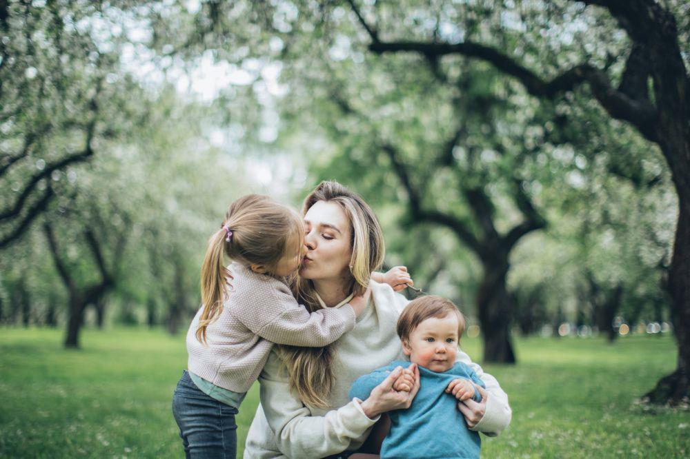 ilustrasi ibu dan anak (pexels.com/Elina Fairytale)
