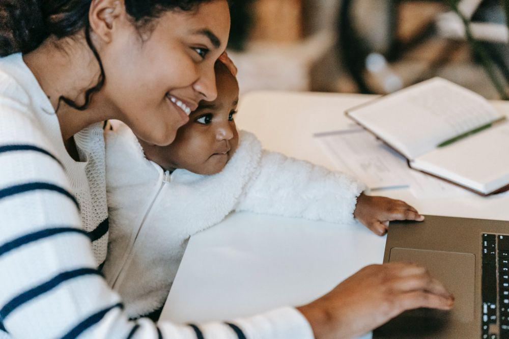 ilustrasi ibu dan anak (pexels.com/William Fortunato)