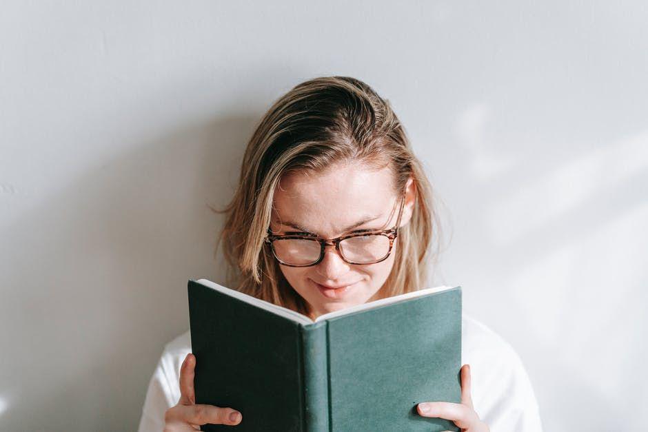 ilustrasi membaca buku (pexels.com/George Milton)