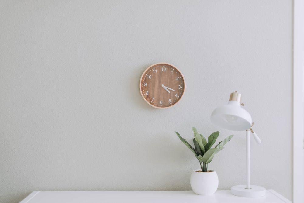 ilustrasi jam dinding (unsplash.com/Samantha Gades)