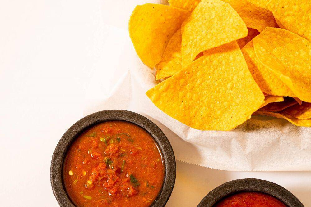 ilustrasi chips with mango habanero salsa (unsplash.com/Tai's Captures)