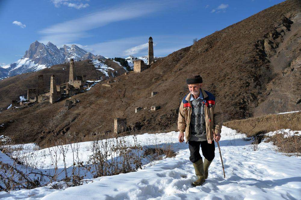 Isopropil Chaniyev (lahir 1940), yang tinggal di dekat kompleks menara arsitektur bersejarah Pyaling di Distrik Dzheirakh Republik Ingushetia. (Said Tsarnaev/RIA Novosti)