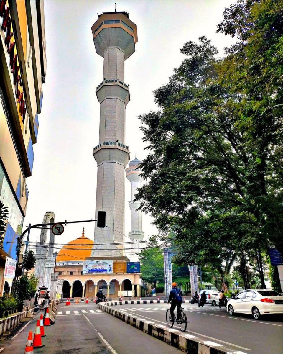 Bersepeda di sekitar Alun-Alun Bandung (instagram.com/gani_bikervest)