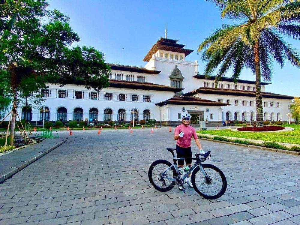 Bersepeda di depan Gedung Sate, Bandung (instagram.com/pinarello_owner_club_indonesia)