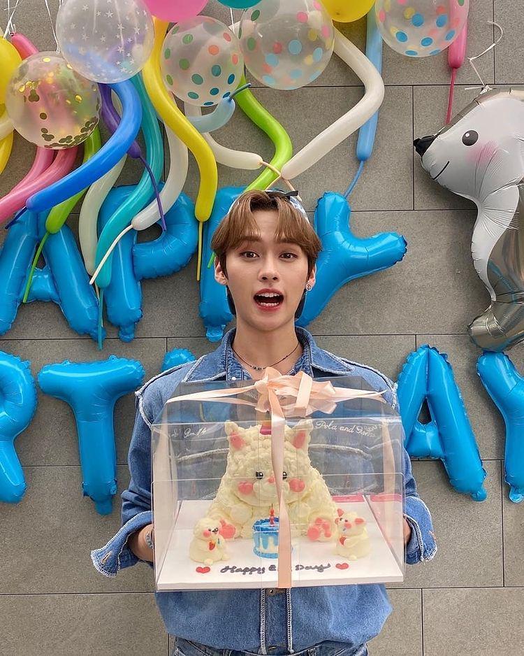 Birthday Boy, 11 Pesona Unik Lee Know Stray Kids yang Bikin Takjub