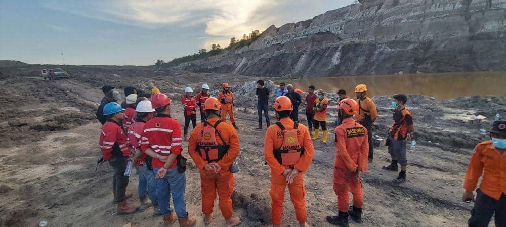 Pencarian korban terjebak longsor di tambang batu bara Kutai Kartanegara. Foto istimewa