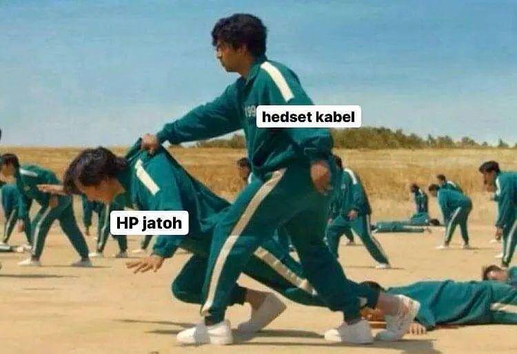 meme headset (instagram.com/komersial.beract)