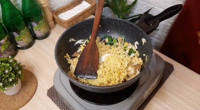 Ilustrasi memasak mi goreng terasi (youtube.com/wakoki)