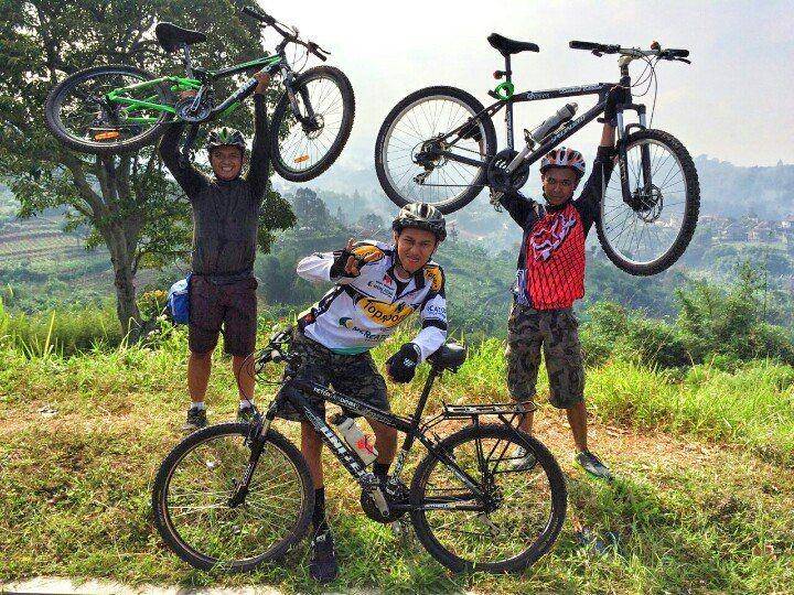 Bersepeda di Punclut, Bandung (twitter.com/ariotimurzine)