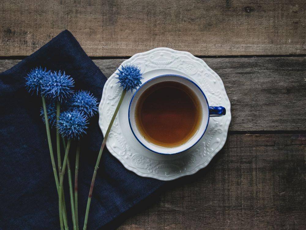 Secangkir teh hangat (unsplash.com/Debby Hudson)
