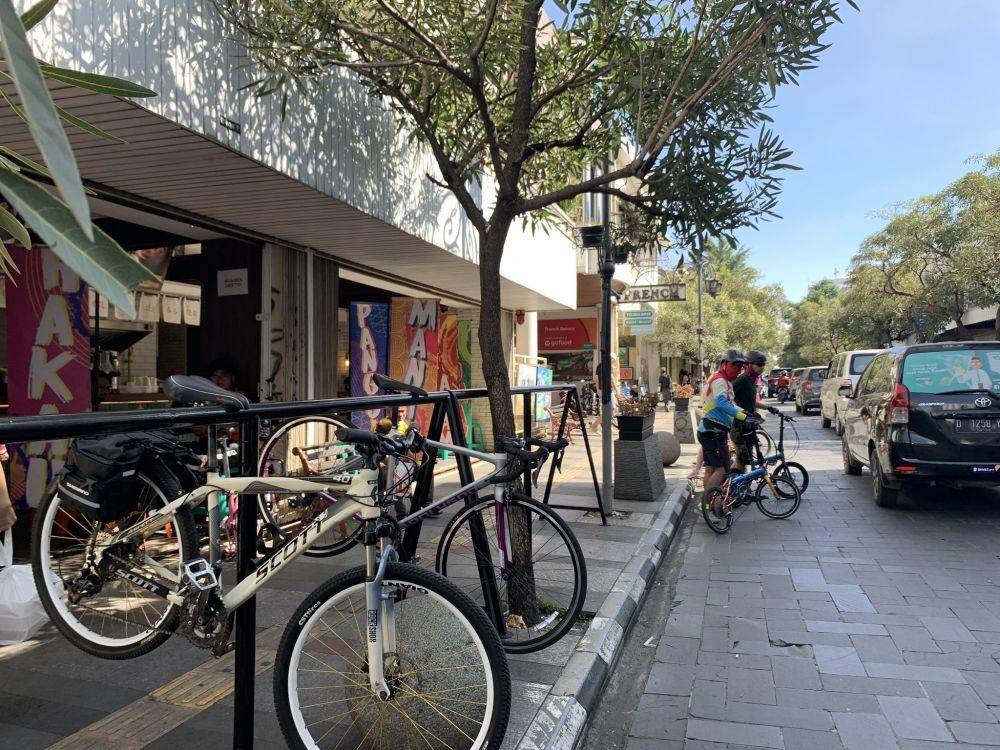 Bersepeda di Jalan Braga, Bandng (twitter.com/adriansyahyasin)