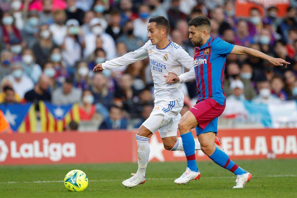 duel Lucas Vazquez dan Jordi Alba (twitter.com/LaLigaEN)