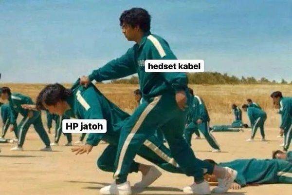 meme headset (instagram.com/komersial.beract)