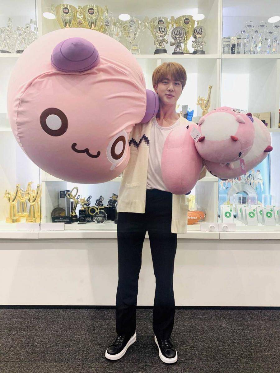 Jin BTS (twitter.com/BTS_twt)