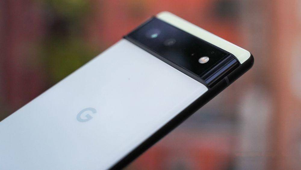 ilustrasi perbedaan layar Pixel 6 dan Pixel 6 Pro (androidauthority.com)