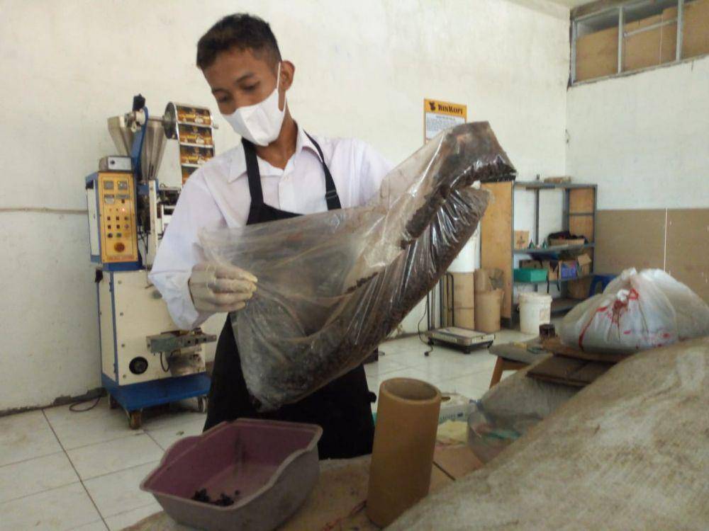 Proses pembuatan kopi bubuk di Jombang. IDN Times/Zainul Arifin