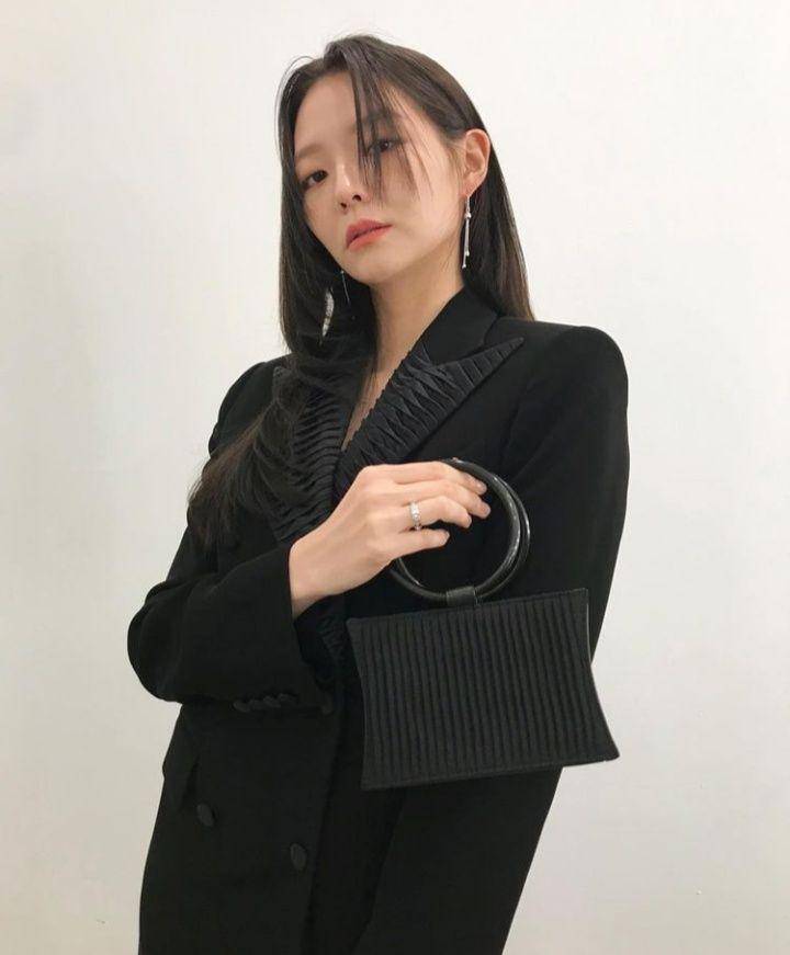Esom (instagram.com/esom_)