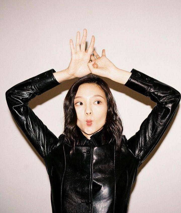 Esom (instagram.com/esom_)
