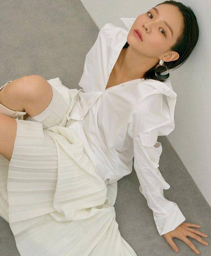 Esom (instagram.com/esom_)