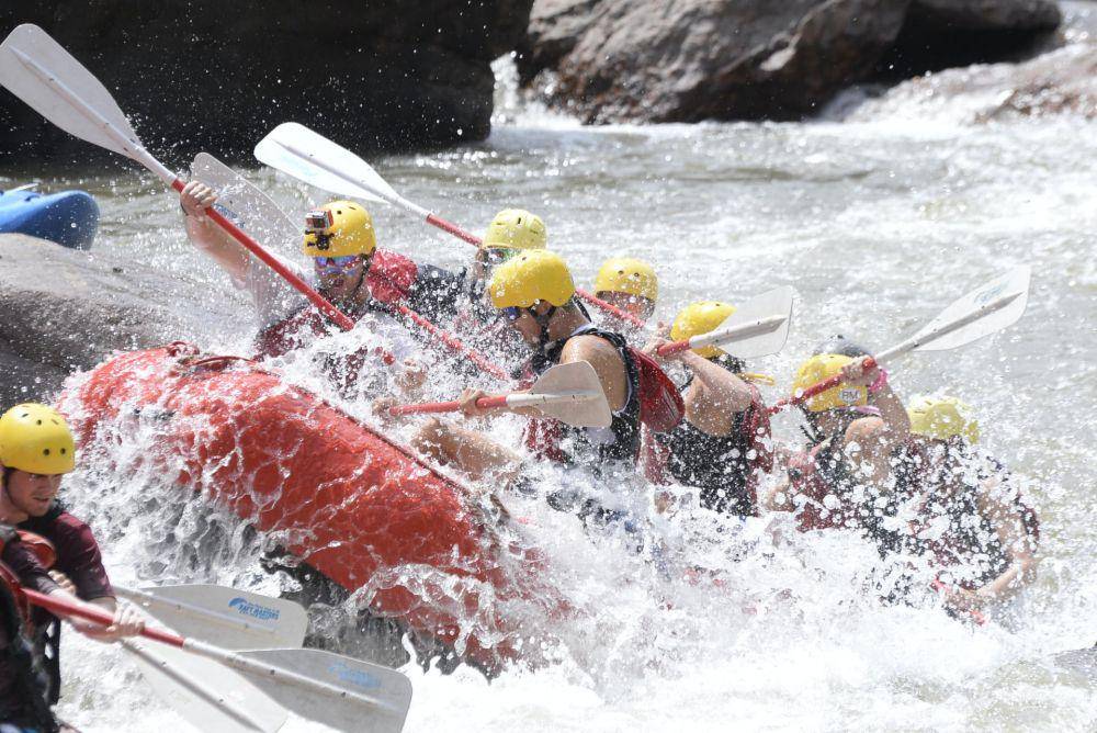 ilustrasi permainan arung jeram (unsplash.com/JackalopeWest)