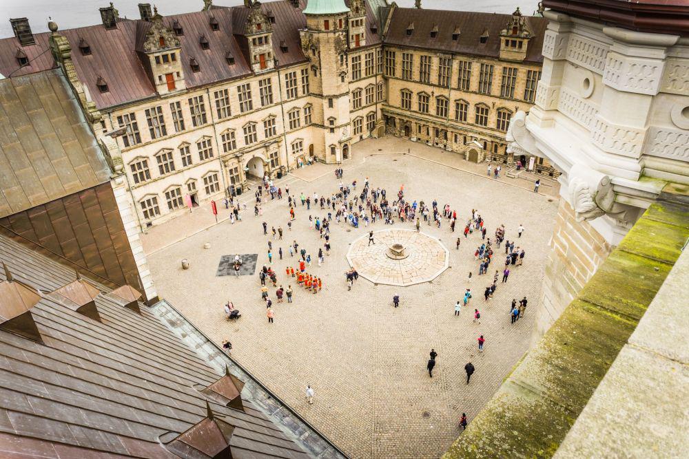 ilustrasi Kronborg Castle di Denmark dilihat dari atas (unsplash.com/Jens Herrndorff)