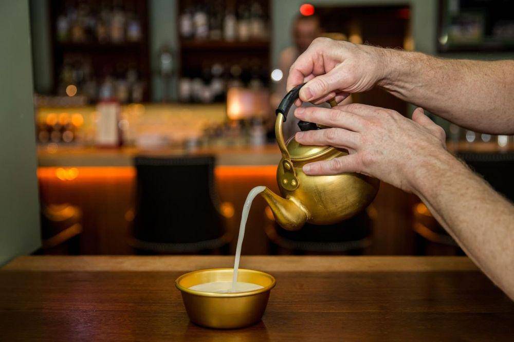 ilustrasi makgeolli (eater.com)