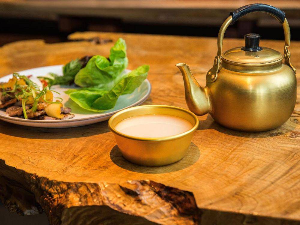 ilustrasi makgeolli (eater.com)