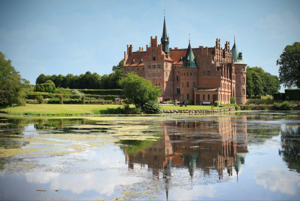 ilustrasi Egeskov Castle di Denmark (unsplash.com/Marina Šurniene)
