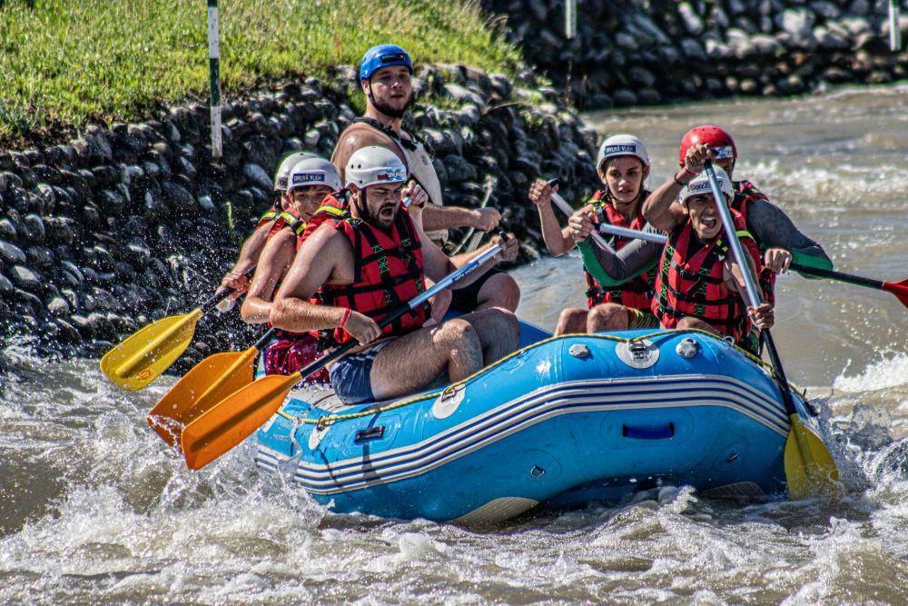 ilustrasi permainan arung jeram (unsplash.com/PatrikVelich)