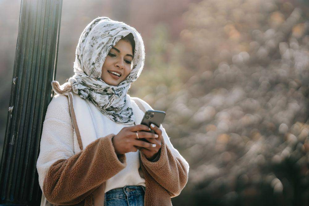 ilustrasi seorang perempuan yang optimis (pexels.com/Keira Burton)