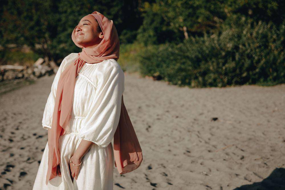 ilustrasi seorang perempuan yang optimis (pexels.com/PNW Production)