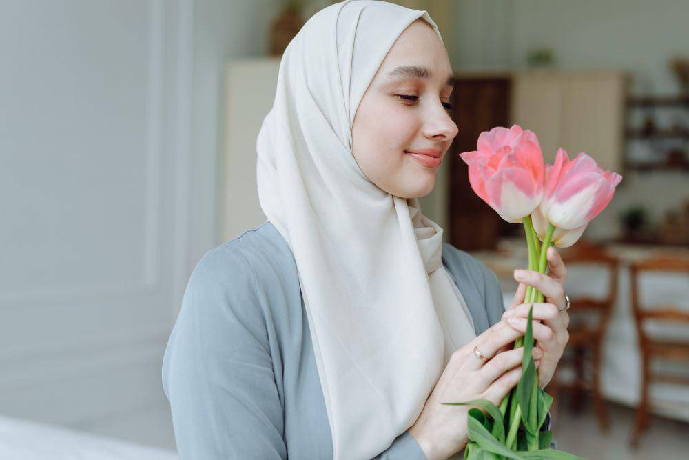 ilustrasi seorang perempuan yang optimis (pexels.com/Thirdman)