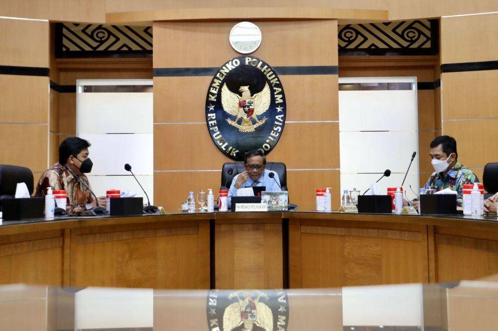 Menteri Koordinator Politik, Hukum dan Keamanan Mahfud MD (tengah) melakukan rapat dengan tim pansel calon anggota Komisi Pemilihan Umum (KPU) dan Bawaslu (Dokumentasi Kemenpolhukam)
