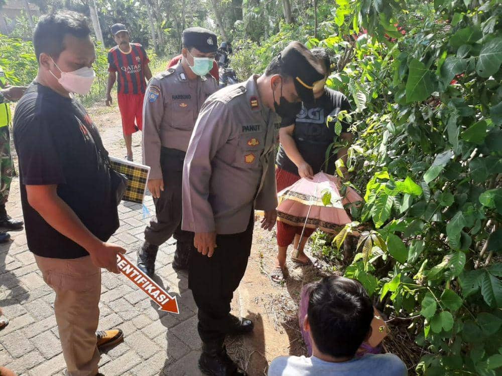 Polisi lakukan olah TKP di lokasi temuan bayi. IDN Times/ istimewa