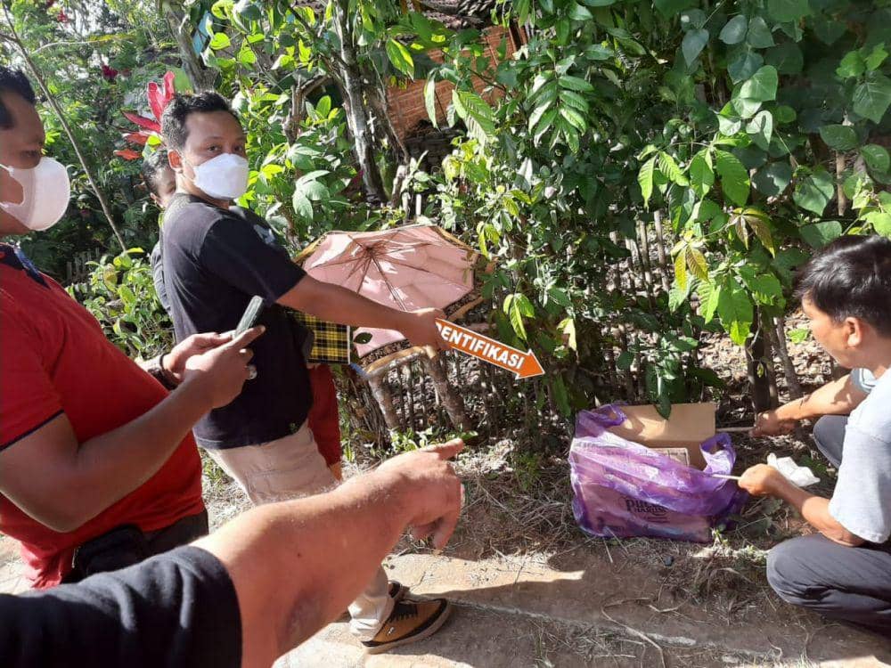 Polisi lakukan olah TKP di lokasi temuan bayi. IDN Times/ istimewa