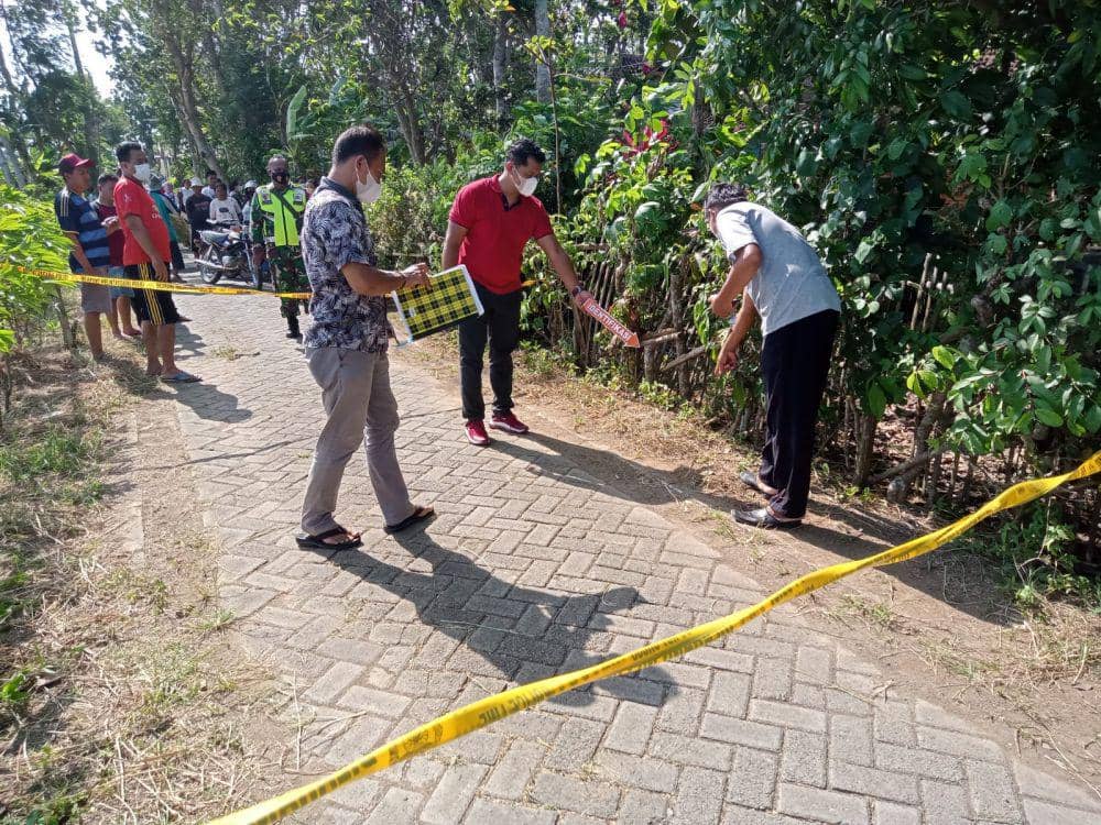 Polisi lakukan olah TKP di lokasi temuan bayi. IDN Times/ istimewa