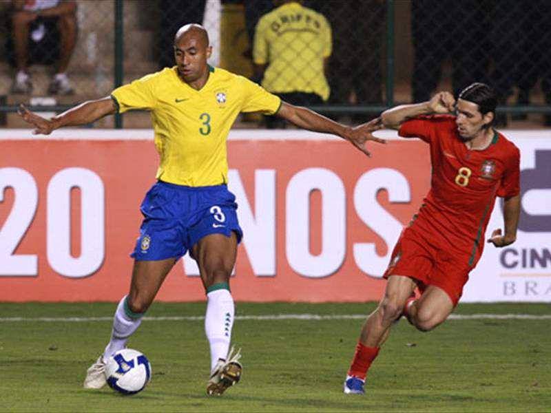 partai Brasil melawan Portugal pada 2008 (goal.com)