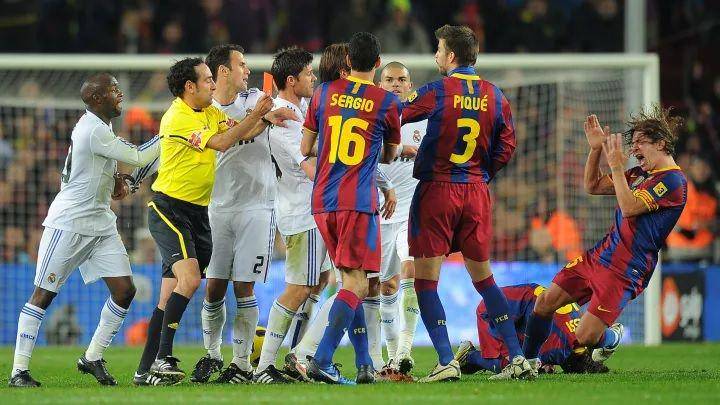 partai Barcelona melawan Real Madrid di LaLiga 2010/11 sempat diwarnai keributan (90min.com)