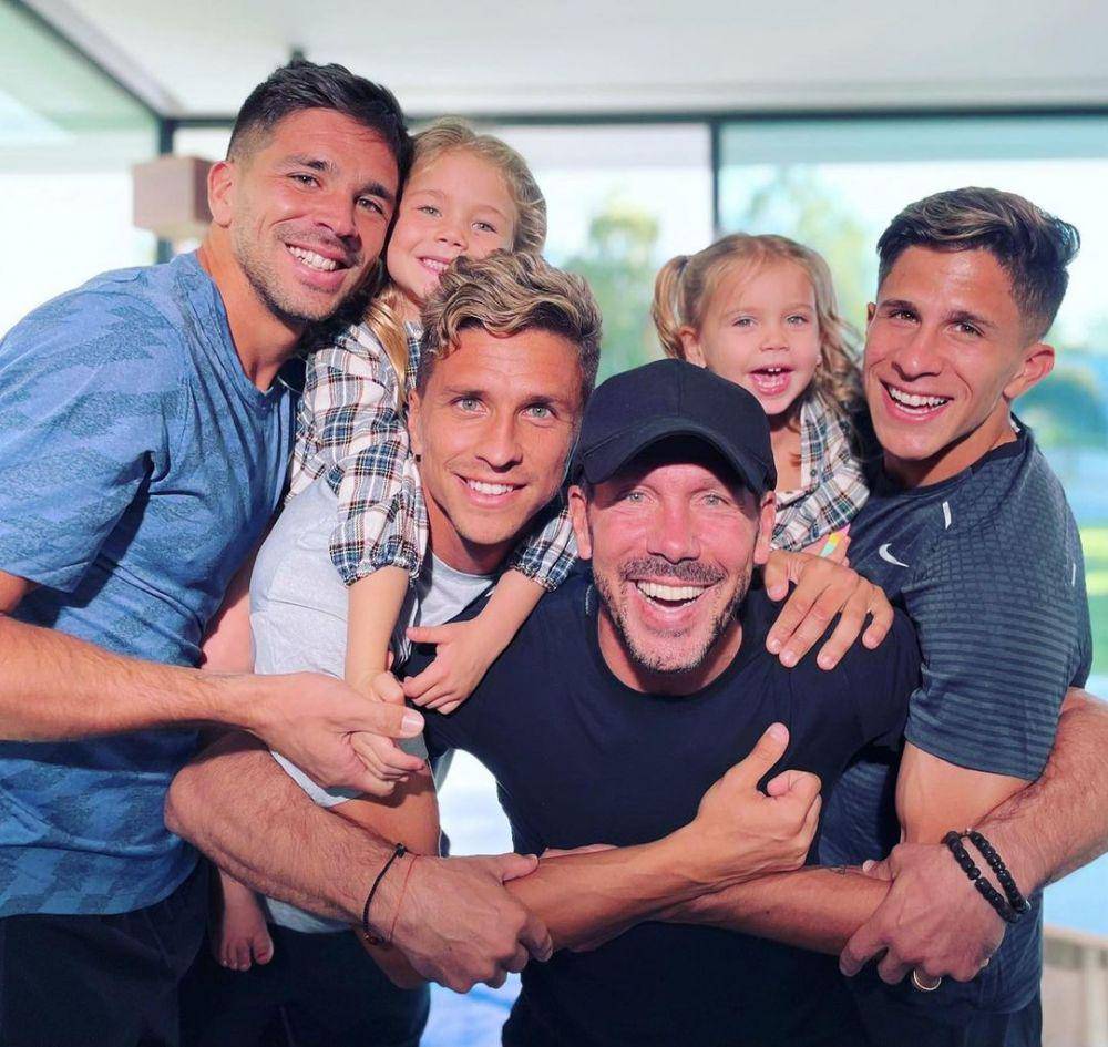 potret Giovanni Simeone bersama keluarga, termasuk ayahnya, Diego Simeone (instagram.com/simeonegiovanni)