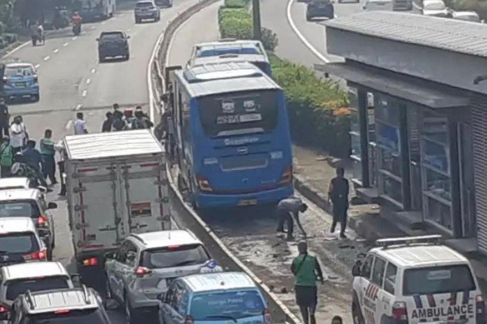 Dua bus Transjakarta kecelakaan di Jalan MT Haryono. (instagram.com/jktinfo)