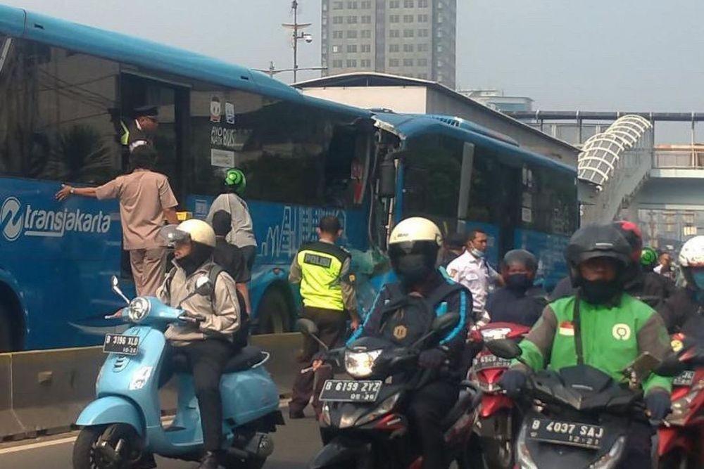 Dua bus Transjakarta kecelakaan di Jalan MT Haryono. (instagram.com/jktinfo)