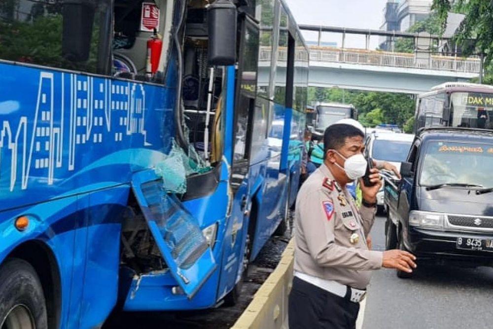 Dua bus Transjakarta kecelakaan di Jalan MT Haryono. (instagram.com/jktinfo)