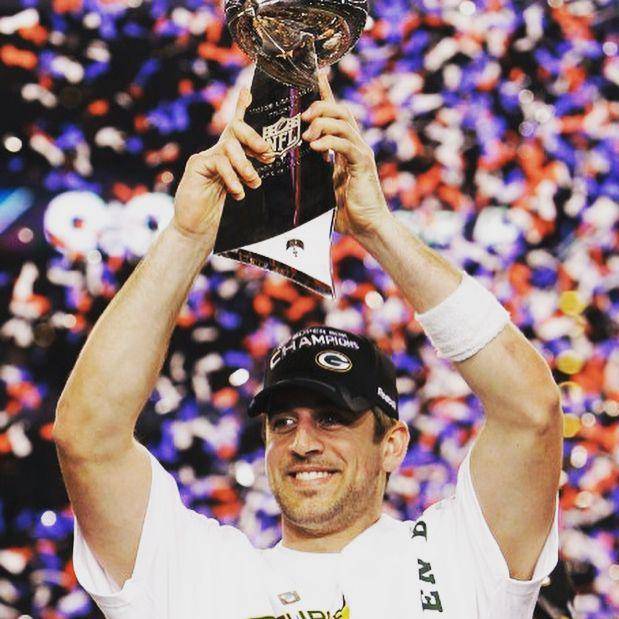 Aaron Rodgers mengangkat Piala Lombardi. (instagram.com/aaronrodgers12)