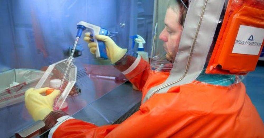 Mikrobiologi CDC memakai pelindung tubuh karena bekerja dengan virus berbahaya di salah satu laboratorium biosafety level 4. (dok. CDC)