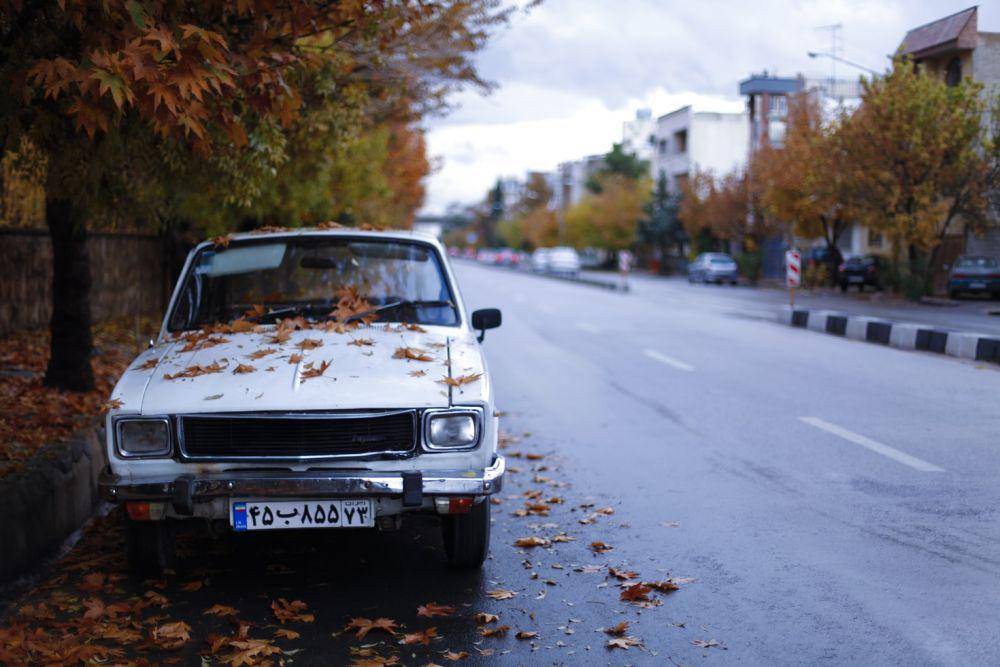 Mobil tua di pojok Kota Shiraz yang ada di Iran (unsplash.com/Foroozan Faraji)
