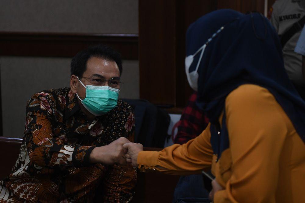 Mantan Wakil Ketua DPR Azis Syamsuddin dalam sidang lanjutan kasus dugaan suap penanganan perkara yang diusut KPK dengan terdakwa, mantan penyidik KPK AKP Stepanus Robin Pattuju dan pengacara Maskur Husain di Pengadilan Tipikor, Jakarta, Senin (25/10/2021). (ANTARA FOTO/Akbar Nugroho Gumay)
