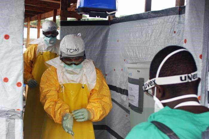 Responden CDC, termasuk mantan Direktur Dr. Tom Frieden, keluar dari unit perawatan Ebola di Monrovia, Liberia, selama wabah Ebola Afrika Barat 2014. (dok. CDC/Sally Ezra)
