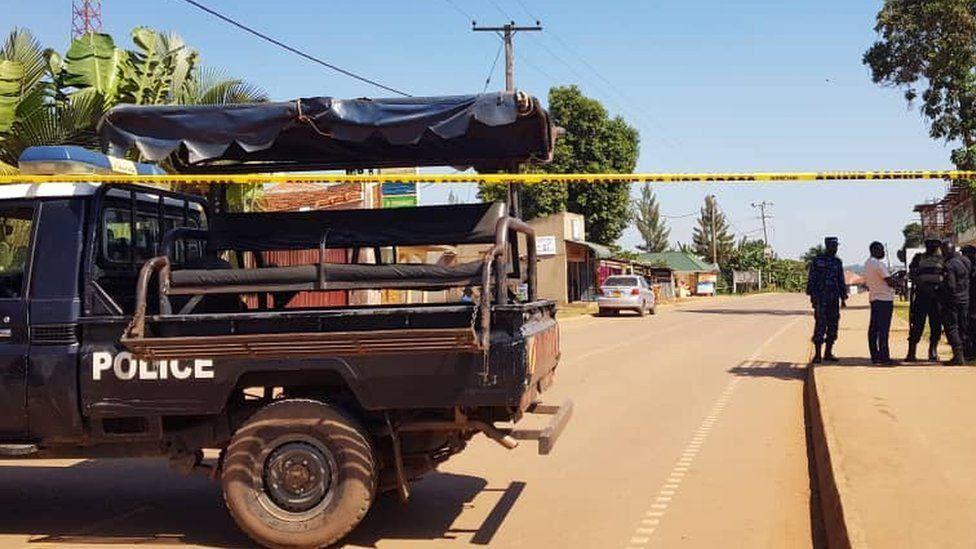Lokasi ledakan di Kampala, Uganda yang ditutup oleh garis polisi. (twitter.com/rheytah)